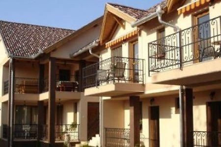 Mediterran Apartman Es Vendeghaz Hajdúszoboszló Екстериор снимка