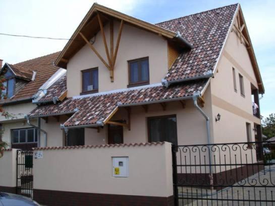 Mediterran Apartman Es Vendeghaz Hajdúszoboszló Екстериор снимка