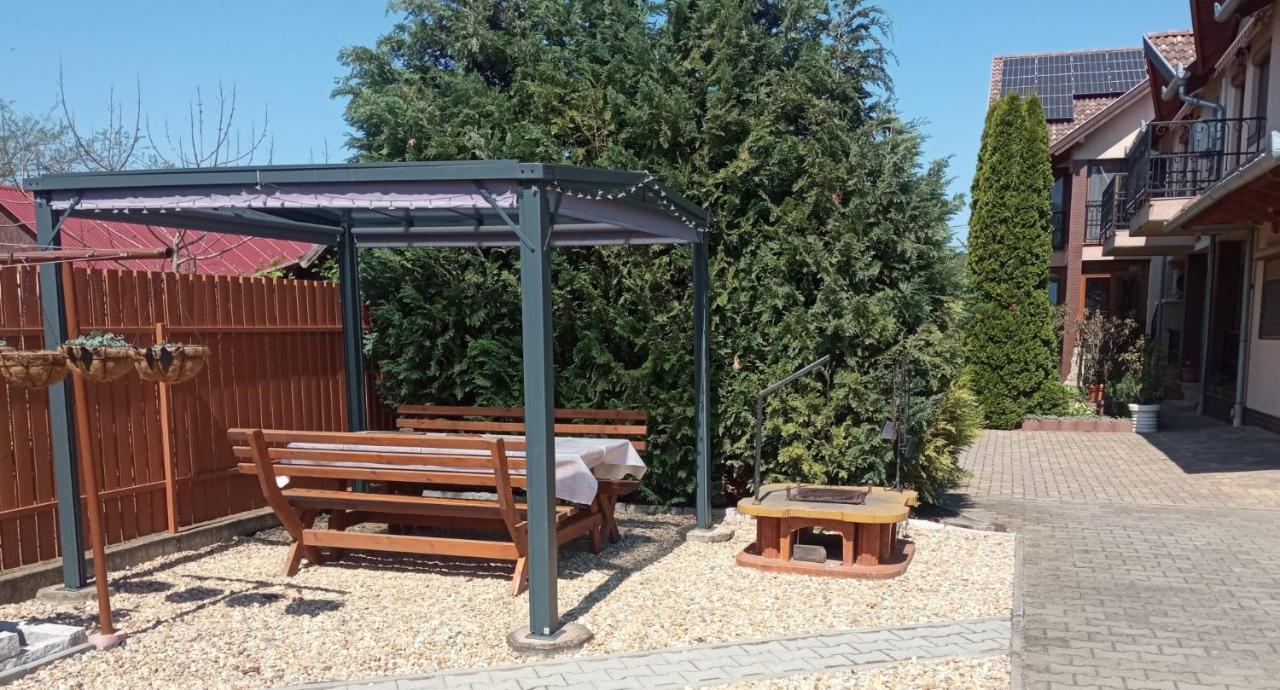 Mediterran Apartman Es Vendeghaz Hajdúszoboszló Екстериор снимка