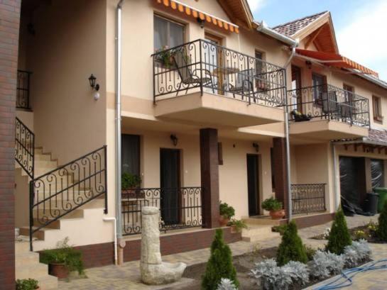 Mediterran Apartman Es Vendeghaz Hajdúszoboszló Екстериор снимка