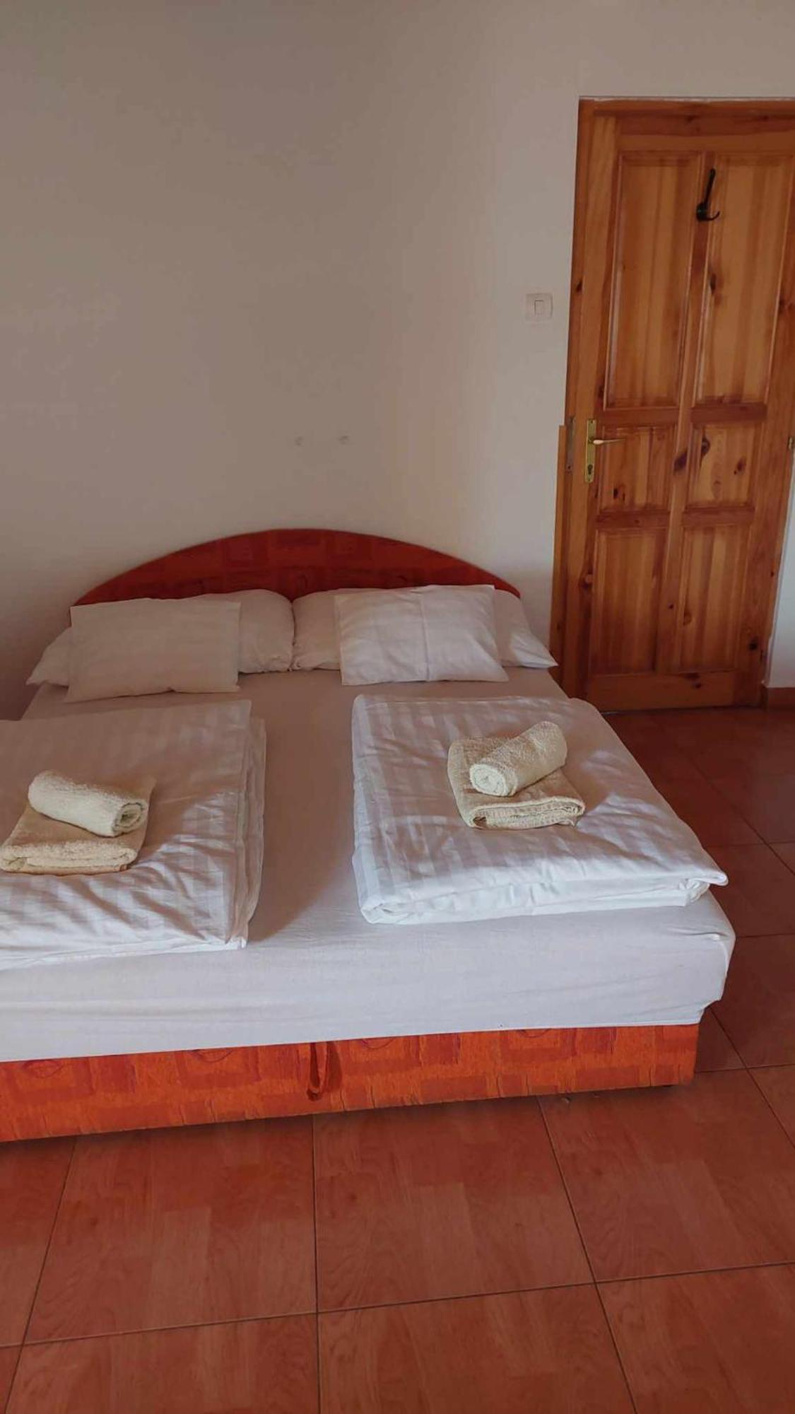 Mediterran Apartman Es Vendeghaz Hajdúszoboszló Екстериор снимка